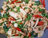รูปขั้นตอนการทำที่ 3 ของ ผัดกะเพราอกไก่เห็ดสหาย