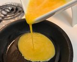 Foto del paso 2 de la receta: Huevo en caldo 🍳✨