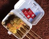 Foto langkah ke 6 dari resep Sate sosis telur gulung.