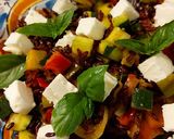 Foto del passaggio 3 della ricetta Insalata di riso venere feta e verdure