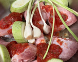 Foto del paso 1 de la receta: Muslos de pollo con cositas ricas, en la olla exprés, en solo 15’