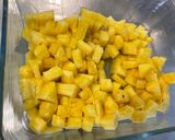 Une image de l'étape 3 de Salade de fruits rouges, ananas et raisin.