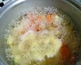 Foto langkah ke 2 dari resep Sop Wortel Kentang Baso Simple.