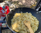 Foto del paso 5 de la receta: Migas de harina con tocino, jamón bacon, salchichas, pimiento y ajo
