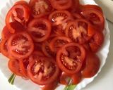 Paradicsom saláta lilahagymával recept fázis 1 fotója