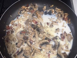 Pasta con pollo, champiñones y tocineta