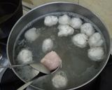 Foto langkah ke 2 dari resep Sup Bakso Ayam Tanpa Tepung.
