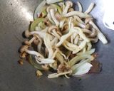 Foto langkah ke 2 dari resep Tumis Bayam Merah, Enoki dan Shitake.