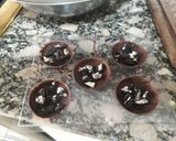 Foto del paso 2 de la receta: Medallones de chocolate blanco y semi amargo rellenos de Oreos