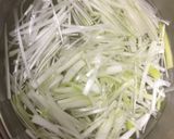 A picture of step 3 of Japanese Sashimi Tuna Salad.