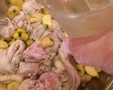Foto del paso 3 de la receta: Conejo guisado al ajillo con calabacín