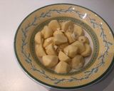 Foto del paso 5 de la receta Lubina a la sal con gulas y patata cocida