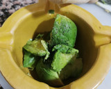 Foto del paso 3 de la receta: Tosta de aguacate con huevo poché y tomates cherry