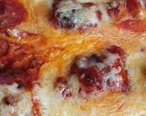 Pas rețetă Pizza cu chiftele și blat din ouă cu cașcaval 4 fotografie