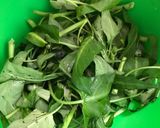Foto langkah ke 2 dari resep Tumis kangkung bunga pepaya.
