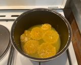 Une image de l'étape 2 de Des oranges au jus d’orange avec des fruits secs.