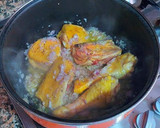 Foto del paso 5 de la receta: Pollo de corral en salsa de cebollas moradas y pasas gigantes