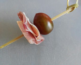 Foto del paso 5 de la receta: Brochetas de sandía, jamón, queso y cherrys