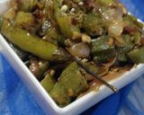 A picture of step 4 of Bhindi (without tomatoes).