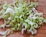 Foto del paso 2 de la receta: Ensalada cremosa de rábano, pepino y apio