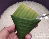 Foto langkah ke 2 dari resep Kue Lupis Pandan Ketan Putih.