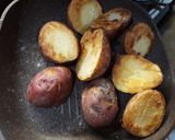 Foto del paso 2 de la receta: Papas salteadas al romero