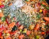 Foto del paso 2 de la receta: 🥘GUISITO 🫕 DE ARROZ 🍚,ARVEJAS PARTIDAS🥙, LENTEJAS🥙Y VERDURAS 🧄🧅🫑🥕🥬🥘🍷🥙