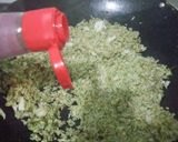 Foto langkah ke 7 dari resep Nasi Goreng Daun Kenikir & Sosis Sapi.