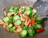 Foto langkah ke 5 dari resep Tumis Gambas Udang.