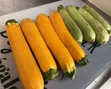 Une image de l'étape 1 de Courgettes bicolores marinées au basilic.