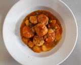 Foto del paso 7 de la receta: Albóndigas de merluza en salsa con patatas y guisantes