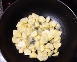 Foto del paso 1 de la receta Revuelto de gambas, patatas y espárragos trigueros