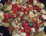 Foto del paso 3 de la receta: Puré de berenjena, piquillo y Cabra gratinado con huevo