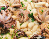 Foto del paso 4 de la receta: Pulpitos al ajillo con alubias blancas