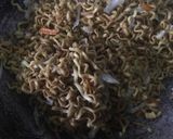 Foto langkah ke 6 dari resep Mie Goreng Keriting Pipih.