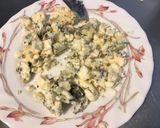 Une image de l'étape 4 de Frisée aux petits oignons marinés et stilton mature.