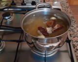 Foto del paso 1 de la receta: Arroz blanco caldoso con tomates secos y patata