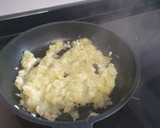 Foto del paso 2 de la receta: Tortilla de calabacín y cebolla