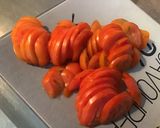 Une image de l'étape 1 de Salade du jardin (tomates, concombre, poivrons, basilic).