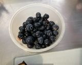 Une image de l'étape 10 de Salade d’ananas aux fraises, raisin et myrtilles.
