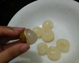 Hình bước làm 2 của món Chè long nhãn hạt sen + làm thạch đen bằng bột pha sẵn