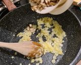 صورة لخطوة 3 من وصفة أرز مقلي بالمشروم 🍄