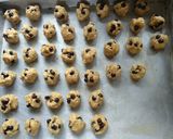 Foto langkah ke 6 dari resep Chocolate chip cookies.