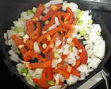 Foto del paso 2 de la receta: Cazuela de huevo, patatas, guisantes y verduras