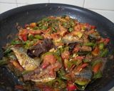 Foto langkah ke 6 dari resep Tumis Ikan Asin Peda Cabe Ijo.