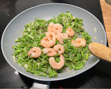 Foto del paso 4 de la receta: Tortilla de espárragos trigueros con gambas