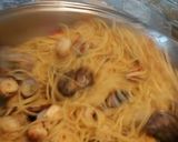 A picture of step 4 of Spaghetti with Clams and Shrimp.