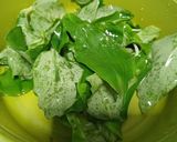Foto langkah ke 1 dari resep Tumis Daun Kencur.
