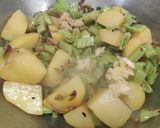 A picture of step 5 of Sem Aloo with Kalonji Seeds.