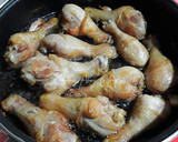 Foto del paso 5 de la receta: Jamoncitos de pollo confitados en aceite oliva y ajos morados